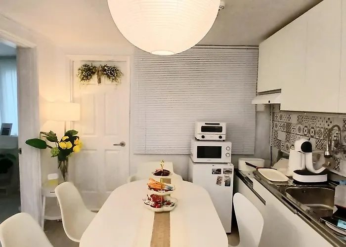 Apartment New강남10분,호텔식2Br,2호선 방배역 5분,홍대,성수,코엑스,공항버스,내방5분,고속터미널 Seoul