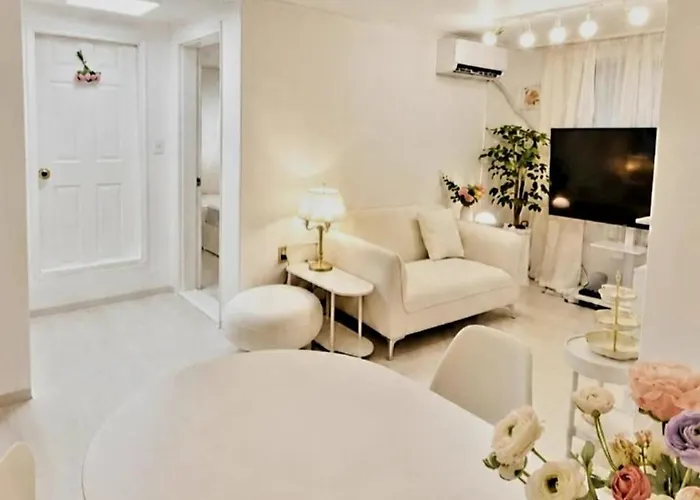Apartment New강남10분,호텔식2Br,2호선 방배역 5분,홍대,성수,코엑스,공항버스,내방5분,고속터미널 Seoul