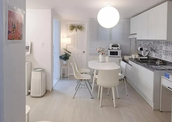 New강남10분,호텔식2Br,2호선 방배역 5분,홍대,성수,코엑스,공항버스,내방5분,고속터미널 Apartment