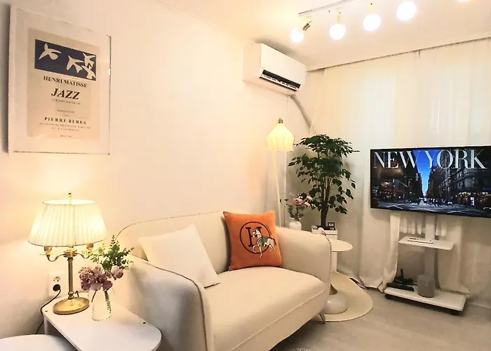 Apartment New강남10분,호텔식2Br,2호선 방배역 5분,홍대,성수,코엑스,공항버스,내방5분,고속터미널 Seoul