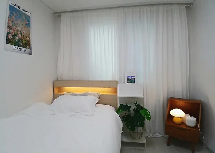 Apartment New강남10분,호텔식2Br,2호선 방배역 5분,홍대,성수,코엑스,공항버스,내방5분,고속터미널 Seoul